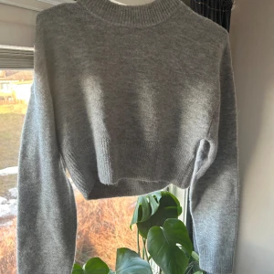Stickad tröja  - Croppad grå stickad tröja från zara, använd en gång, superfint skick, väldigt skönt material