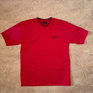 Röd Vintage Umbro T-shirt i väldigt fint skick. Storlek: L