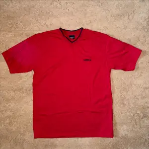Röd Vintage Umbro T-shirt i väldigt fint skick. Storlek: L
