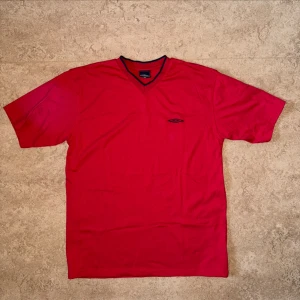 Vintage Umbro T-shirt - Röd Vintage Umbro T-shirt i väldigt fint skick. Storlek: L