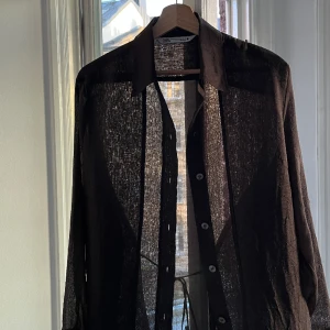 Zara skjorta - Brun skjorta med snöre baktill. Använd en gång för ett fotoprojekt så i princip i nyskick! Storlek XS-S