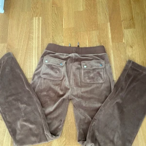 juicy couture byxor - Jättefina byxor som inte kommer till användning. Superbra skick på dem. Storlek xs