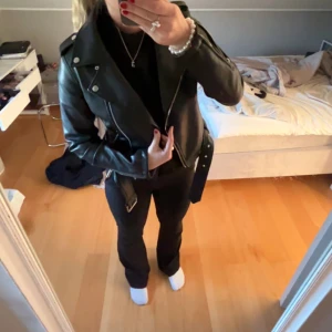 Svart skinnjacka  - En svart snygg skinnjacka från Nelly