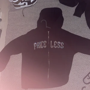 Rhinestone priceless - Fet rhinestone hoodie storlek S men kan även passa som M