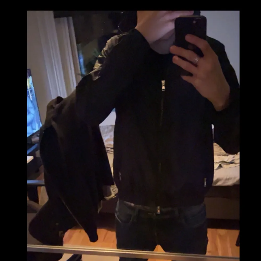 Tjena säljer denna feta soild jacket från märket ”j.lindeberg” jätte fint skick i storlek S. Ny pris 3200!. Jackor.