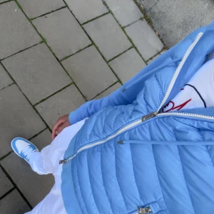 Moncler cardigan - Säljer min cardigan då den aldrig används, nyskick och helt felfri. Äkta finns kvitto digitalt och köpt från schype. Denna modell och färg är ganska svår o få tag i så passa på!