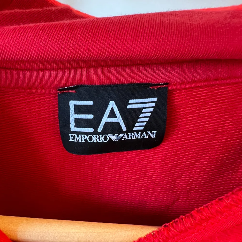 Ea7 hoodie som kommer i ett hyfsat skick som har små tecken på användning. 7,5/10. Nypris på varan är ca 900-1100:-kr . Hör av dig för intresse!. Hoodies.
