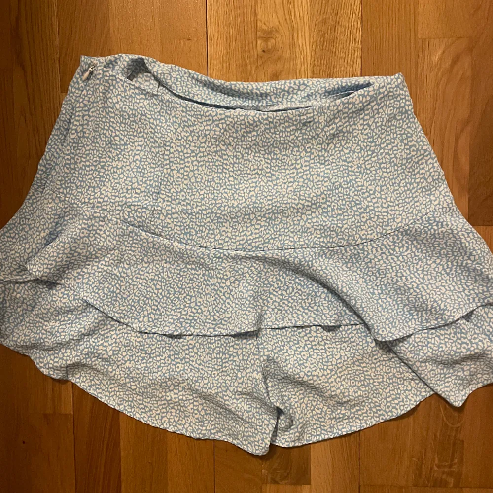 Jätte söt kjol/shortsfrån zara. Perfekt till sommaren. Det ser ut som en kjol men de är shorts💙⭐️. Kjolar.