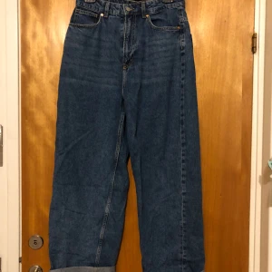 Baggy jeans  - Nyskick använda en gång Vida raka ben  Midjan är 37cm (x2)