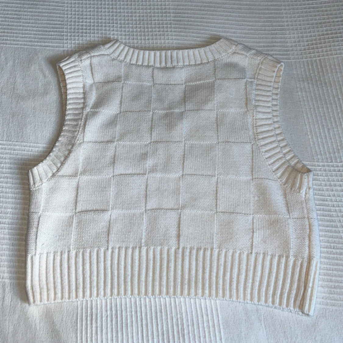 Snygg vit stickad väst från H&M, storlek S, i toppskick!  - 91