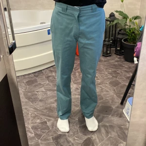 Dickies byxor - Säljer mina dickies byxor för jag inte använder dom längre. Väl använda sitter perfekt på mig som är 185cm och 70kg