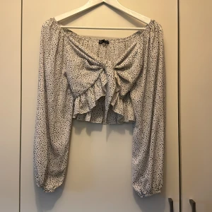 Prickig blus! - Storlek 36! Aldrig använd. 