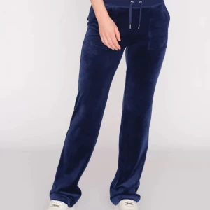 mörkblåa juicy  - mörkblåa juicy byxor i storlek xs, använda några gånger men är i väldigt bra skick! Skriv privat för enskilda bilder. (Pris kan diskuteras vid snabbt köp)