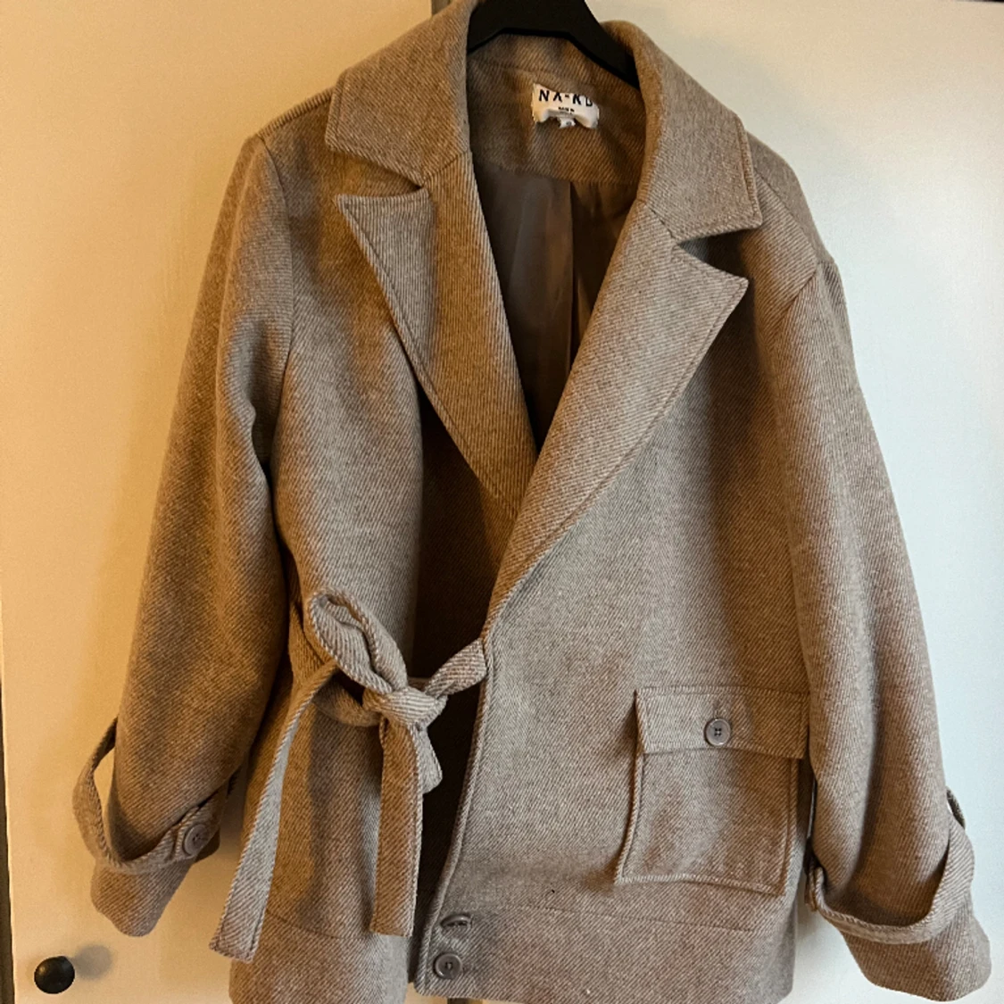 Kort jacka med en fick detalj  - 91