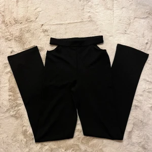 Kostymbyxor  - Utskärning i midjan. Nya utan prislapp