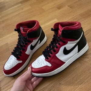 Jordan high snake print  - Dom är i okej skick, fina utpå men lite slitna i hälen.  Har tyvärr inget kvitto kvar på dom där av priset, men dom är äkta. Storlek 40 men passar även 39 