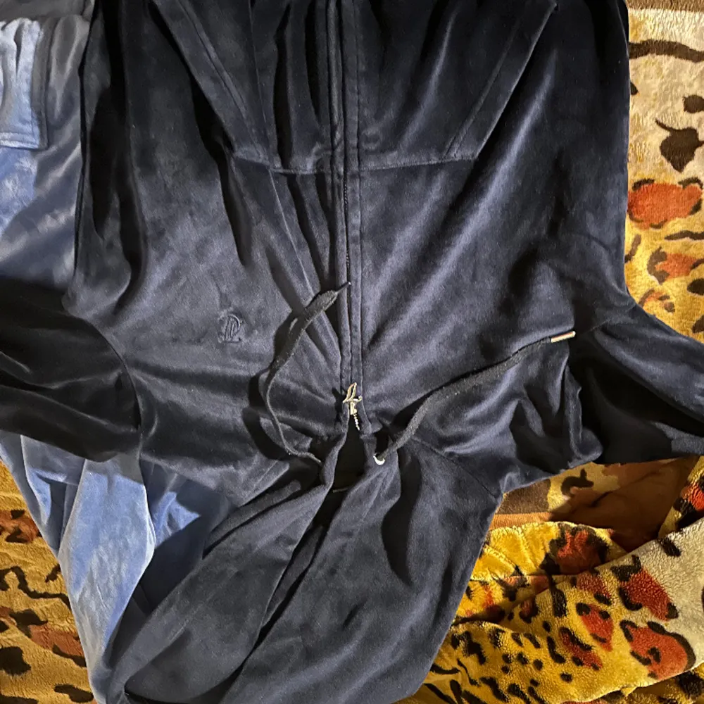 Säljer juicy byxor men även en juicy dress som är mörkblå. Alla zip hoodies finns men de syns ej på bild Säljs separat, så man måste ej köpa alla! Så skriv vid fler bilder och frågor 👍🌵. Tröjor & Koftor.