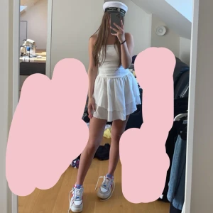 Studentklänning  - Supersöt bandeauklänning till studenten. Säljer då jag valt en annan. Helt oanvänd med prislapp🫶🏻 XS men passar mig som har XS/S. Säljer även samma klänning i XXS