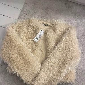 Pälsjacka - Säljer denna helt oanvända pälsjacka med prislapp kvar då den tyvärr inte kommer till användning. Nypris är 500 🥰 Tryck INTE på köp nu utan kontakta mig först!! Pris kan diskuteras