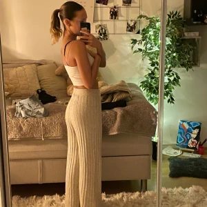 Byxor - Världens skönaste och mjukaste ribbade mysbyxor, använda en del förra vintern 🤍