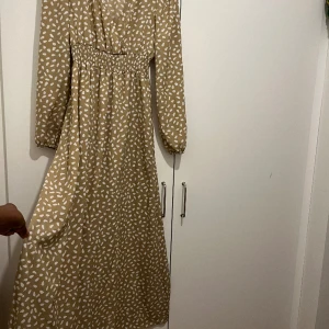 Fin maxiklänning i sandfärg  - Storlek s men den hade kunnat passa m så den har stretchiga band i midjan  Använd få gånger 
