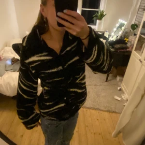 H&M Teddy jacka - Jättefin teddy jacka/tröja från H&M. 💕 Använd få gånger