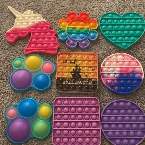 Fidgettoys  - Poppits 9st ALLA FÖR 139 eller 29kr st  OBS! Tryck inte på köp utan skriv till mig är ni snälla 