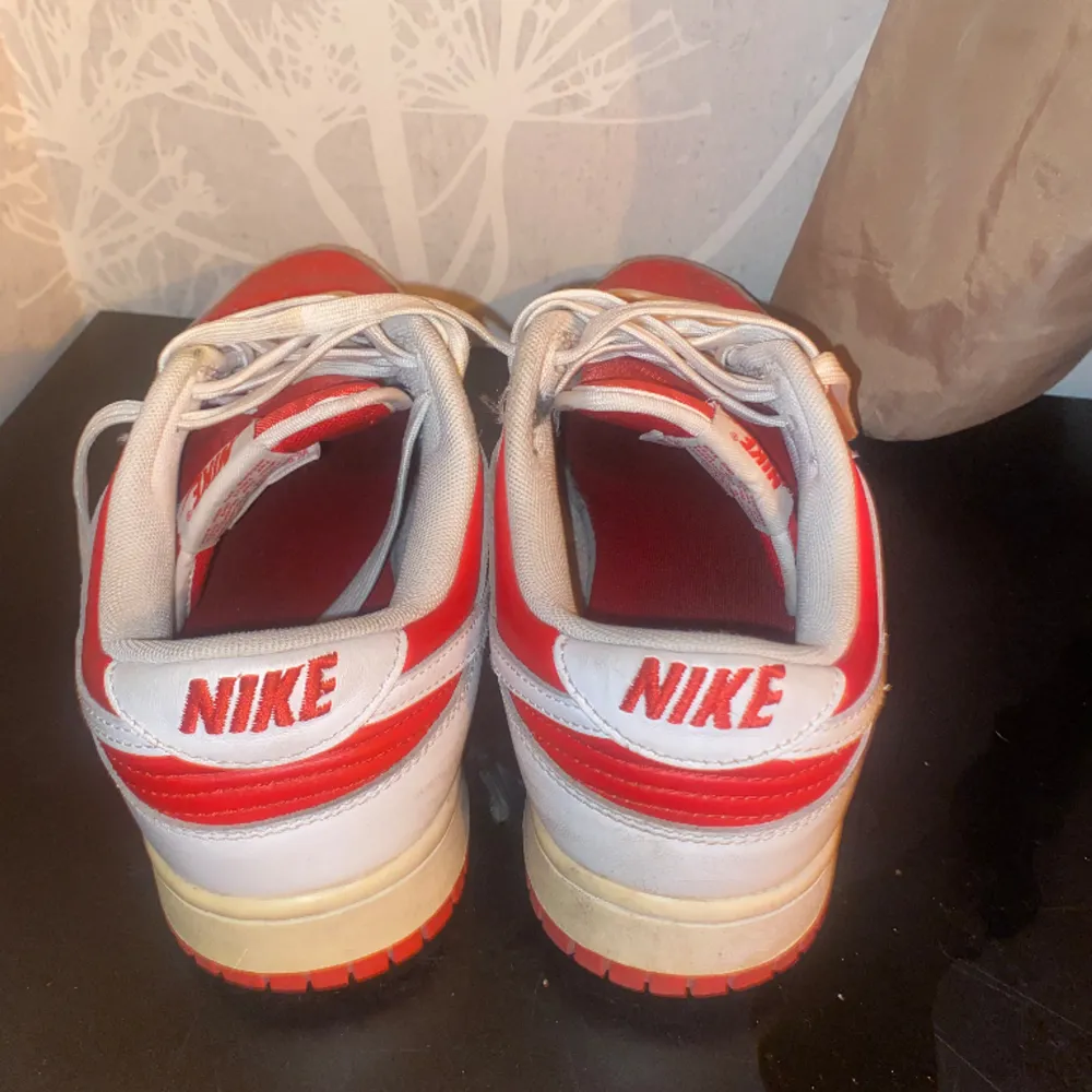 Nike dunks low retro röda. Skor.