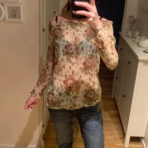 Sommarblus - Otroligt gullig långärmad blus med blommigt mönster. Blusen är väldigt sval och lite genomskinlig i suveränt skick. Säljer för den är för stor.  Från märket Hunky Dory där nypris på tröjor ligger mellan 1500-3000kr. 