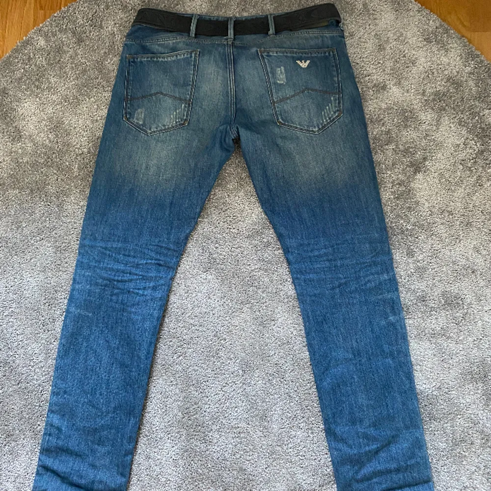 Säljer ett par riktigt feta armani jeans.🙌🏽 Skicket är mellan 8/10 / 9/10.  Skärpet ingår inte!. Jeans & Byxor.