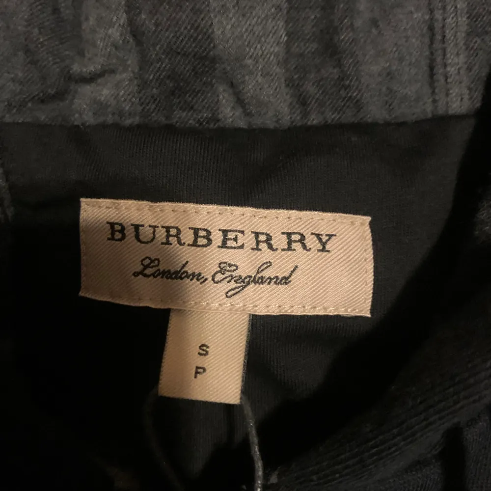 Säljer en helt ny burberry tröja för priset 1500. Skicket är bra och skriv för fler bilder och funderingar.. Hoodies.