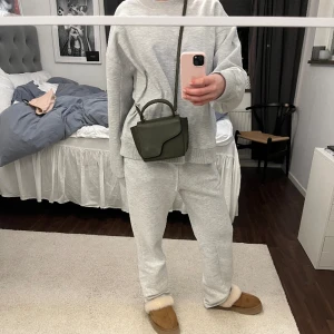 Atp väska  - Säljer nu min älskade atp väska i denna fina mörk gröna färgen! Det är den lilla modellen men är ändå den perfekta väskan som får plats med allt säljer pga att den ej kommer till användning längre 💕