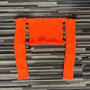 En offshoulder, orange, stickad tröja. Säljs då den inte används längre. Bara att höra av sig vid frågor o funderingar💓