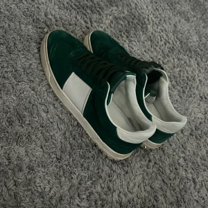 Valentino flycrew  - Tja säljer nu mina riktigt feta flycrews som är i väldigt bra skick endast 2 nitar av. Skick 8,5/10 storlek 40 men passar 41 skriv för mer info