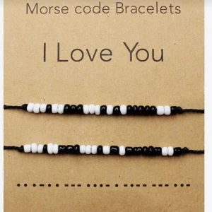 Morsekod armband ••- -•• - Om ni kontaktar mig och säger vad jag ska skriva och vilken färg du önskar så ska jag fixa det<3