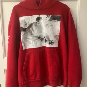 Revenge Isaac Hoodie - Säljer denna knappt använda Revenge hoodien i storlek M. Köpte den på Revenge’s drop när de restockade gamla drop. Kvitto finns på sista bilden