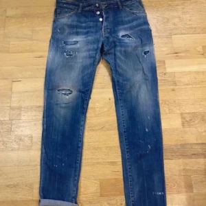 Dsquared Jeans - Säljer nu ett par riktigt feta Dsquared2 jeans! 🙌 Skick 9/10, inga defekter Nypris 2500kr ✅