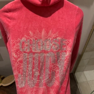 Vintage Juicy Couture - Vintage Juicy Couture hoodie i storlek S. Passar mig som har xs/s vanligtvis. Tröjan är i jättebra skick och har inga slitningar på varken tryck eller tröjan💞 SISTA CHANSEN SÄLJS IDAG