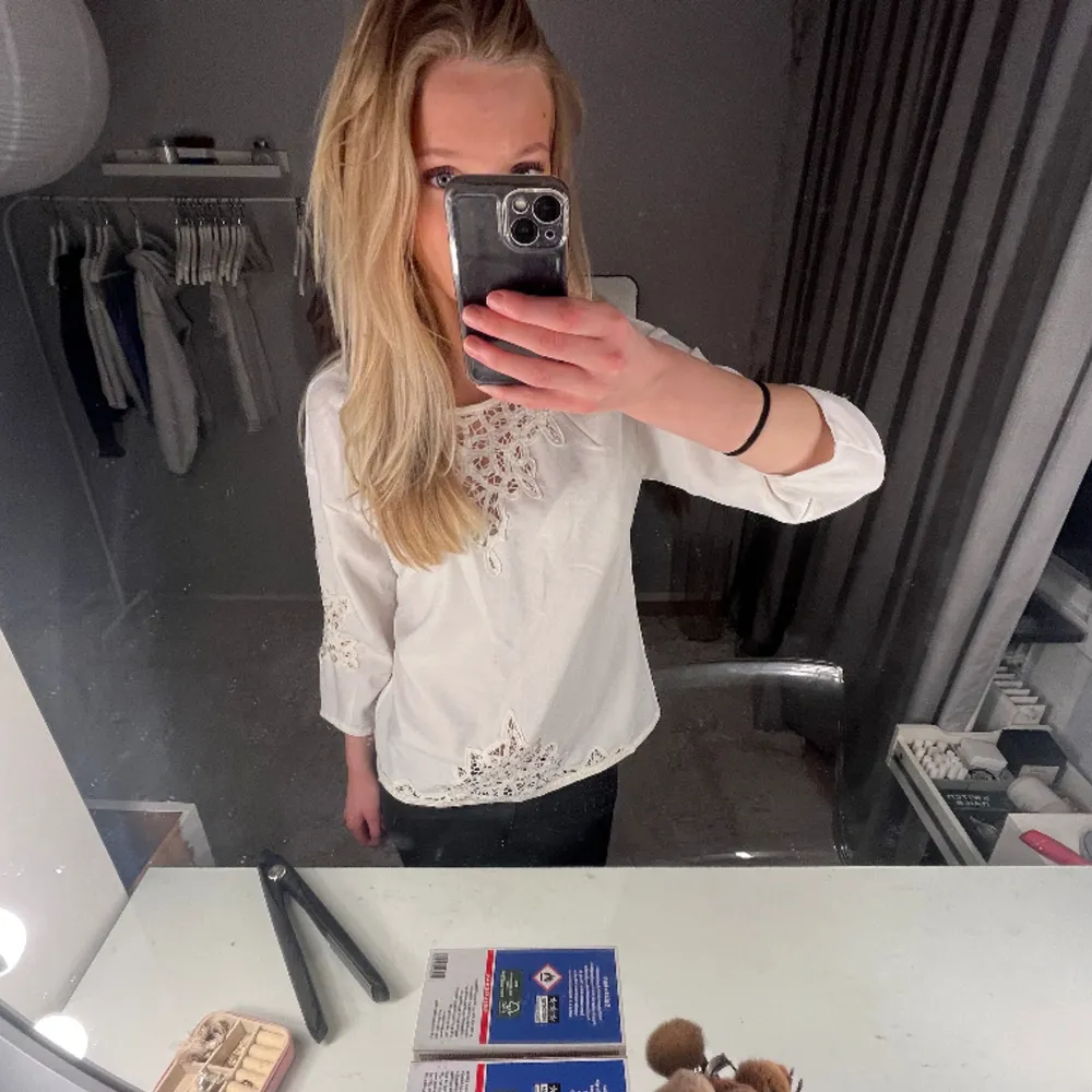 Skitsnygg vit blus från märker WERA Stockholm i strlk 36💕🦒🥰🥰. Blusar.