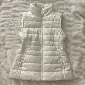 Calvin Klein väst - Säljer min calvin klein väst pga att jag aldrig använder den. Använd fåtal gånger därav mycket bra skick. Perfekt att ha nu till våren🤗   Pris kan diskuteras vid snabb affär!