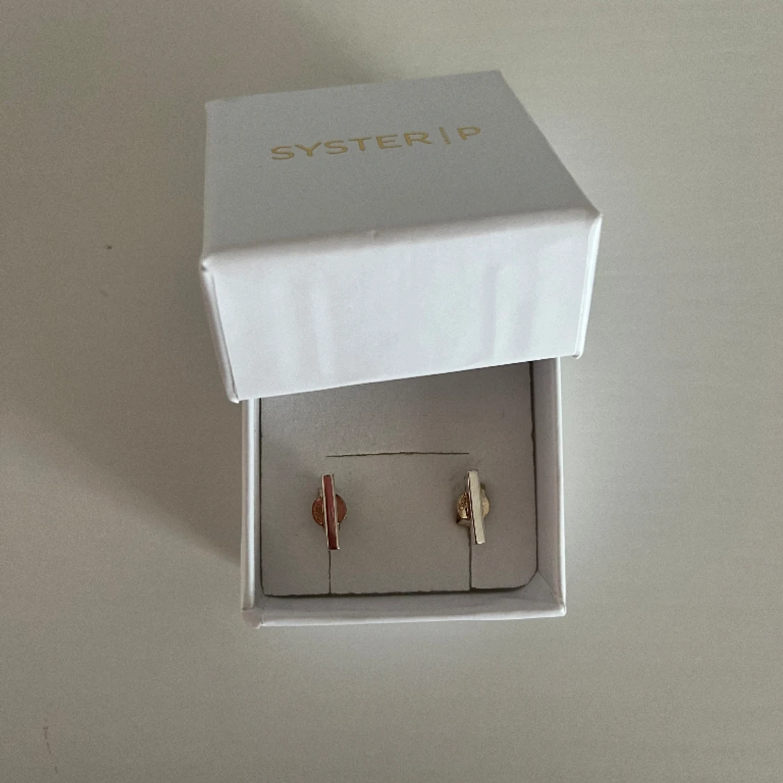 Silvriga oanvända örhängen (Syster P). Ordinarie pris 399