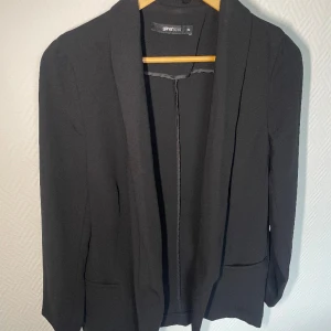 Tunn kavaj  - En lite tunnare svart kavaj med fickor från Gina Tricot. Är i str 36. Köpt för längesen. ❤️