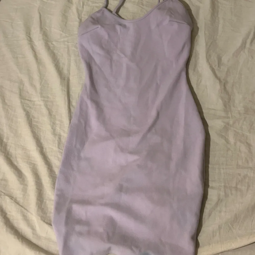 Säljer denna jätte fina pastell lila klänningen då den är för tjat på mig. . Klänningar.