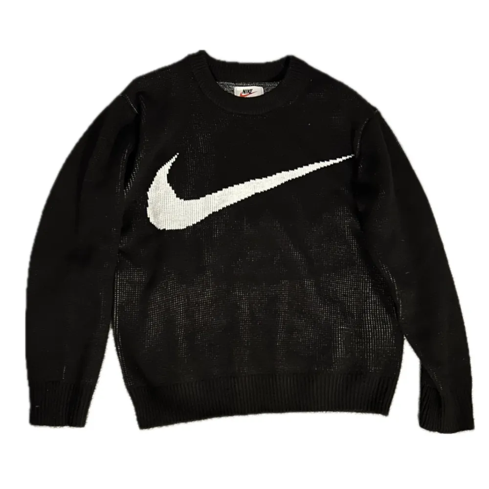 En stickad Nike o Supreme tröja i ytt skick. 1:1 finns Inga flaws. Pris kan diskuteras . Stickat.