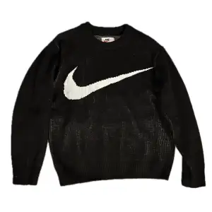 En stickad Nike o Supreme tröja i ytt skick. 1:1 finns Inga flaws. Pris kan diskuteras 