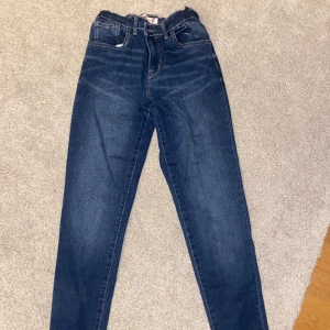 Levis jeans - Ett par lågmidjade levis jeans. 