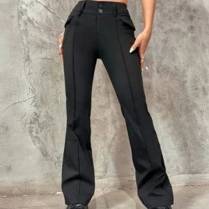 Low waist byxor - Säljer dessa byxor i storlek S som är helt oanvända. Säljer dessa byxor pga att det var lite för stora. De är low waist och har knappar på sidan. Köpte dessa för 239kr.