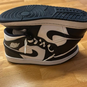 Nike jordan 1 mid white metallic Gold Obsidian  - Tja säljer nu mina skor för att dom är för små dom är i ganska bra skick 7/10. Sko lådan fins och ett par andra sko snören. Kan bli billigare.