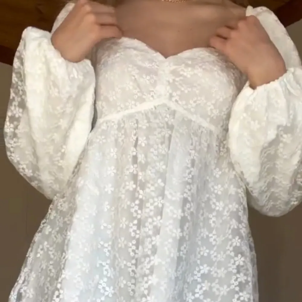 Säljer denna trendiga vita klänning från NA-KD som passar perfekt till studenten. Har använt den 1 gång på min egna student men nu kommer den inte till andvändning längre. Den är som ny. Jag är 166 cm lång och den passar perfekt på mig.💕. Klänningar.