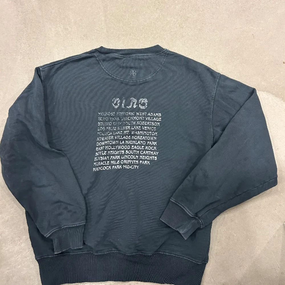 Sweatshirt med tryck fram och tryck med text bak  Svart faded . Tröjor & Koftor.